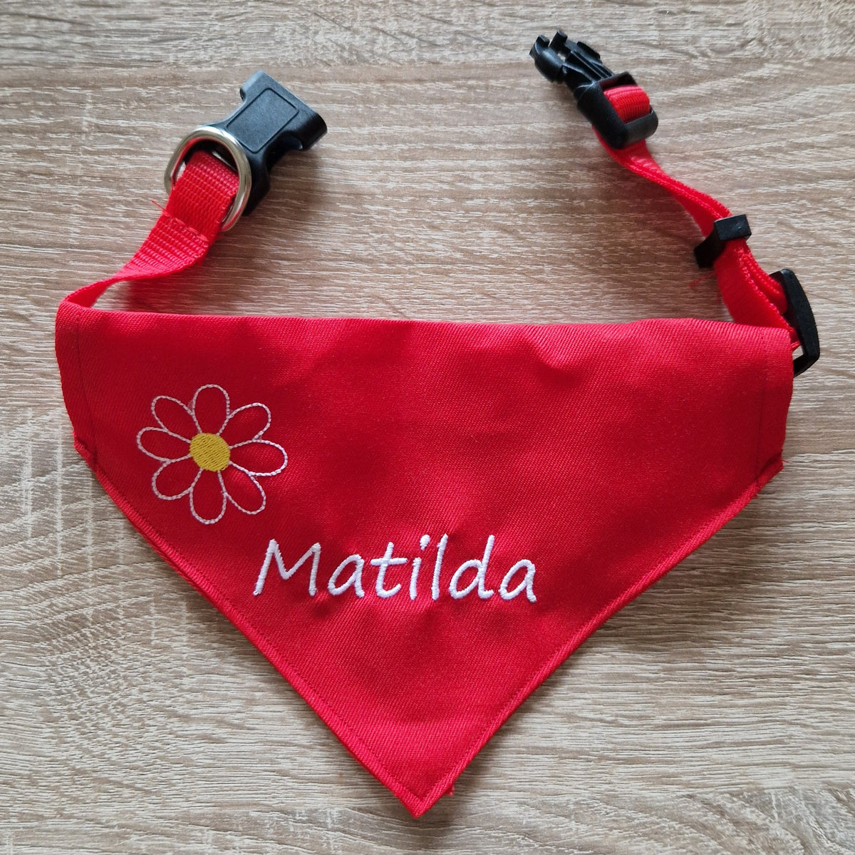 Hunde-Dreiecktuch mit Wunschname – bestickt